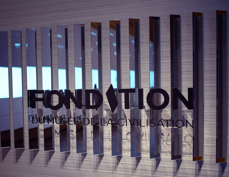 Photo du logo de la Fondation sur le mur du couloir du Musée