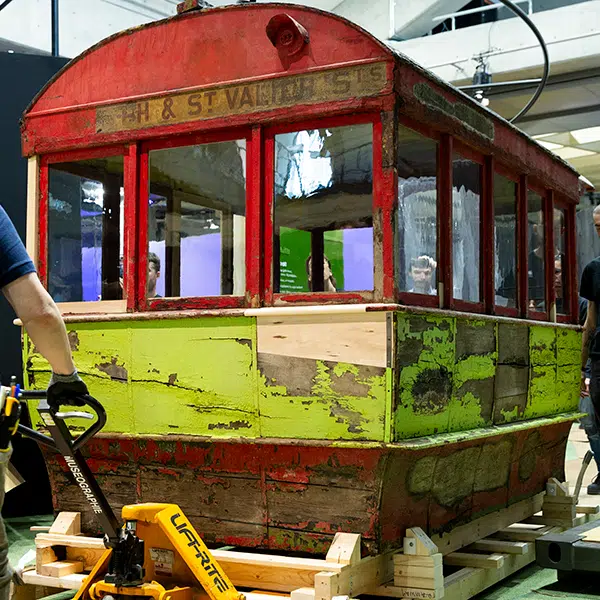 Voiture de tramway hippomobile rouge et verte datant de 1860