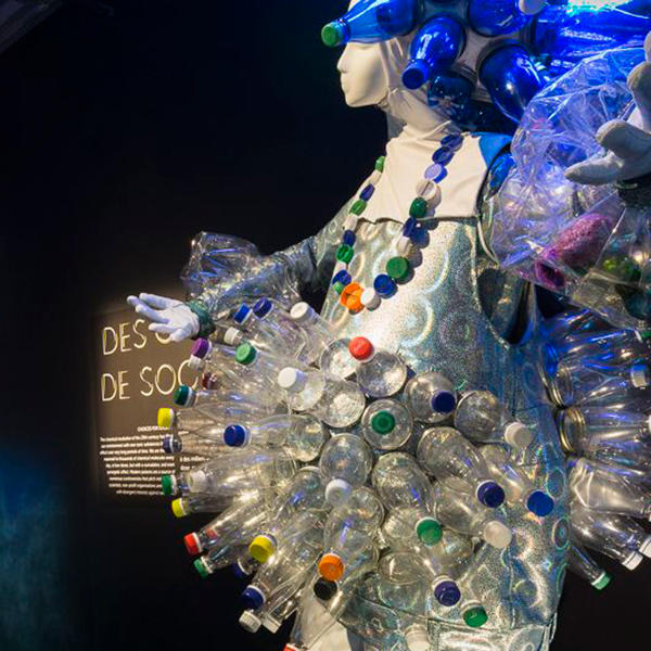 Robe fabriquée avec des bouteilles de plastique qui était présentée dans l'exposition Venenum, un monde empoisonné.