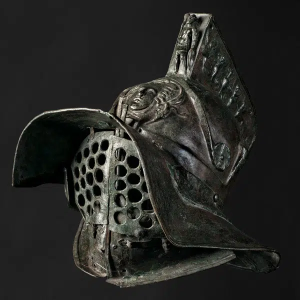 photo d'un casque de gladiateur en bronze