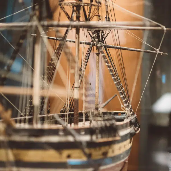 une maquette en bois à échelle réduite d'un voilier d'époque