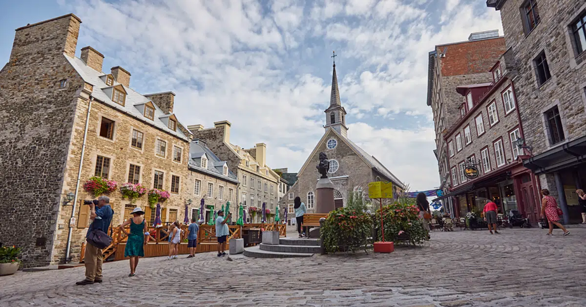 Vue centrale de la Place-Royale à Québec, au fond l'église Notre-Dame-des-victoires