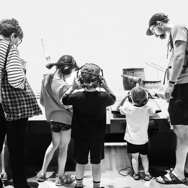 Image en noir et blanc d'une famille en visite au Musée.