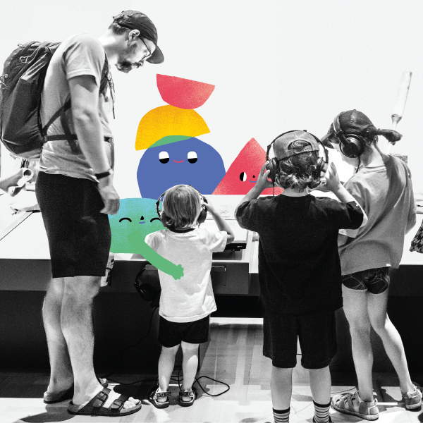 Image en noir et blanc d'une famille en visite au Musée.