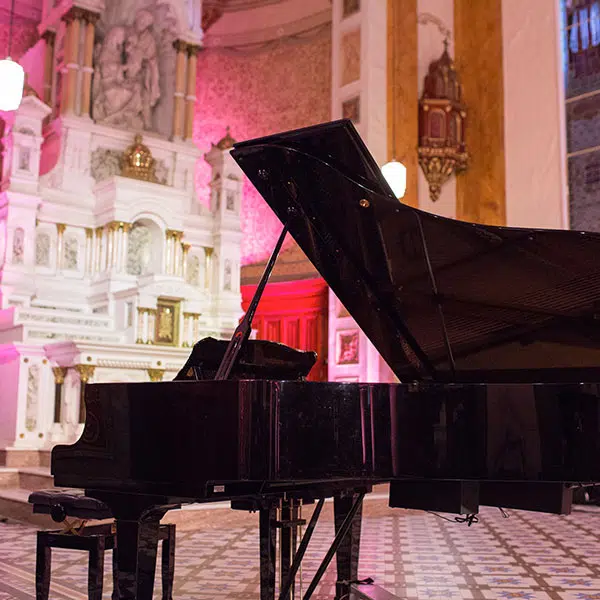 piano à queue sur la scène de la Chapelle du Séminaire