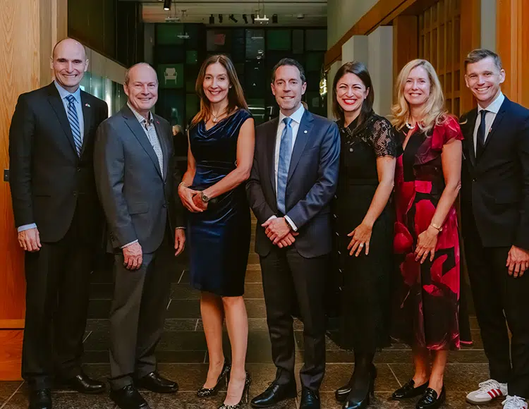 Sept personnes posent de façon officielle lors de la tenue du Grand Banquet 2024. Jean-Yves Duclos, Michel Dallaire, France Margareth Bélanger, Grégoire Baillargeon, Olga Farman, Julie Lemieux et Bruno Marchand.