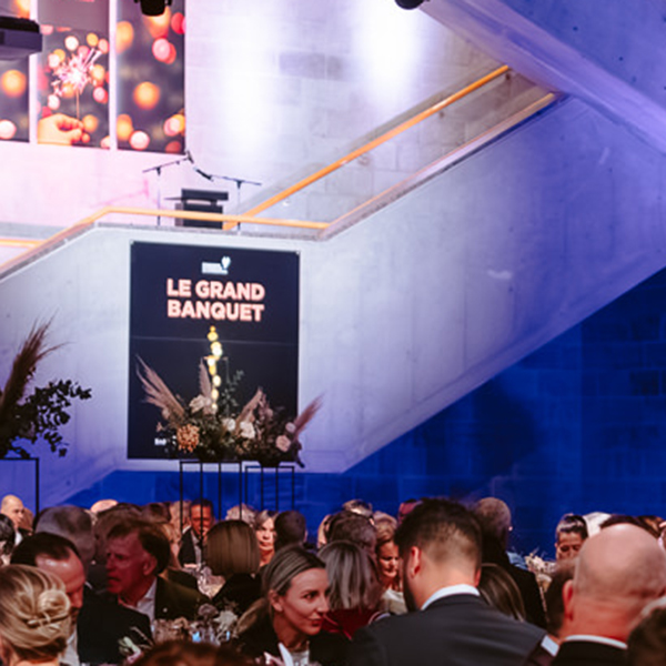 Personnes attablées dans le hall du Musée lors de la 20e édition du Grand Banquet de la Fondation du Musée de la civlisation