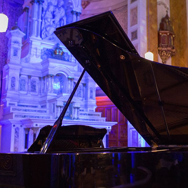 photo d'un piano à queue avec en arrière-plan l'autel de la Chapelle du Séminaire