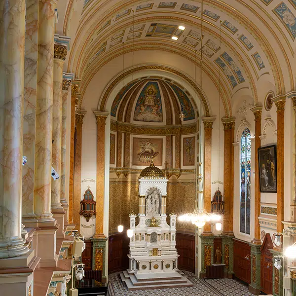 Vue en plongée du choeur de la chapelle