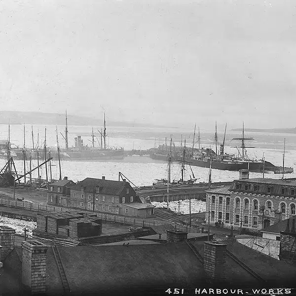 photo d'archives en noir et blanc du port de Québec