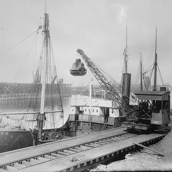 photo d'archive d'un chargement d'une cargaison de grain dans le port de Québec en 1920