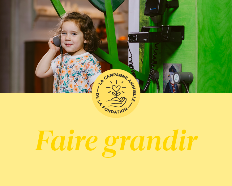 En haut de l'image, une petite fille tient un téléphone dans une exposition. Le bas de l'image est jaune pâle et en jaune plus foncé on peut lire Faire grandir. Au centre le texte campagne annuelle de la fondation est écrit dans une pastille ronde.