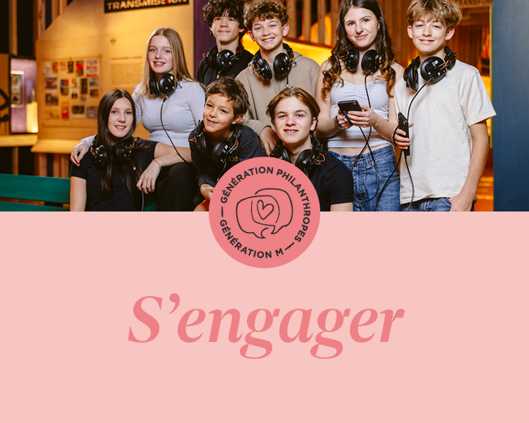 En haut de l'image, un groupe d'adolescents et adolescentes portant des casques d'écoute autour du cou. En bas, le mot S'engager écrit en rose moyen sur un fond rose pâle. Au centre, une pastille ronde contient les mots Génération Philanthrope - Génération M