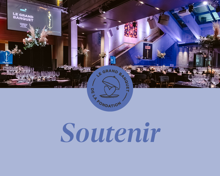 En haut de l'image, le hall du Musée rempli de tables décorées de fleurs. En bas, le mot Soutenir écrit en bleu foncé sur un fond bleu pâle. Au centre, une pastille ronde contient les mots Le grand banquet de la fondation