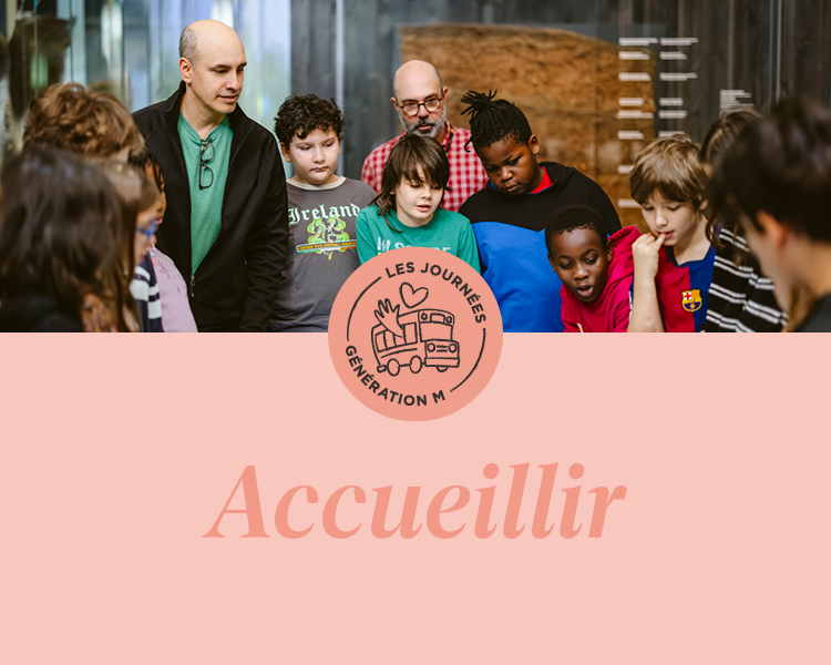 En haut de l'image, un guide du Musée explique une vitrine à un groupe d'enfants. En bas, le mot Accueillir et écrit en rose moyen sur un fond rose pâle. Au centre, une pastille ronde contient les mots Les journées Génération M