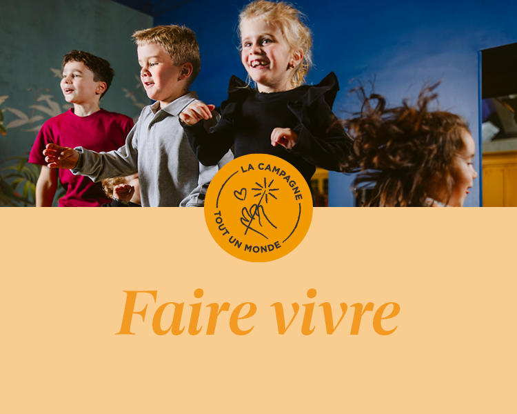 Quatre jeunes enfants sourient en sautant dans le haut de l'image. En bas les mots Faire vivre sont écrits en orange sur fond beige. Dans une pastille ronde au centre est écrit La campagne tout un monde.