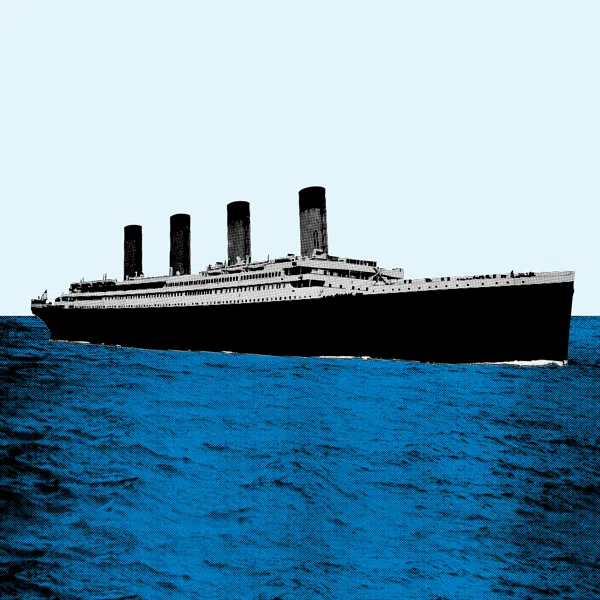 Illustration qui représente le Titanic voguant sur l'océan. Le ciel à l'arrière est bleu poudre, l'eau de l'océan sous le bateau est calme et de couleur bleu céruléen. Le paquebot est vu de côté, il se dirige vers la droite. Il est n'est pas coloré est en niveau de gris.