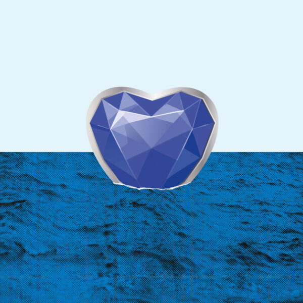 image d'un pendentif en forme de coeur de style diamant de couleur mauve qui flotte debout tel un navir sur la mer