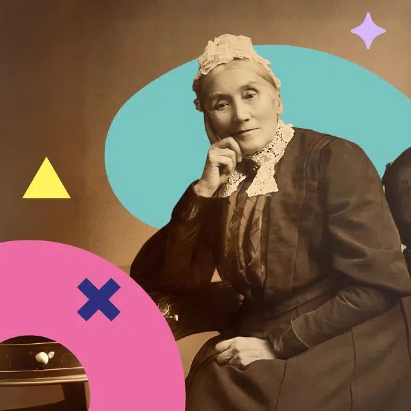 superposition d'une photographie en noir et blanc d'une femme - vers les années 1900 - assise la main appuyée sur son visage vêtue d'une robe sombre et d'un bonnet blanc sur un fond coloré