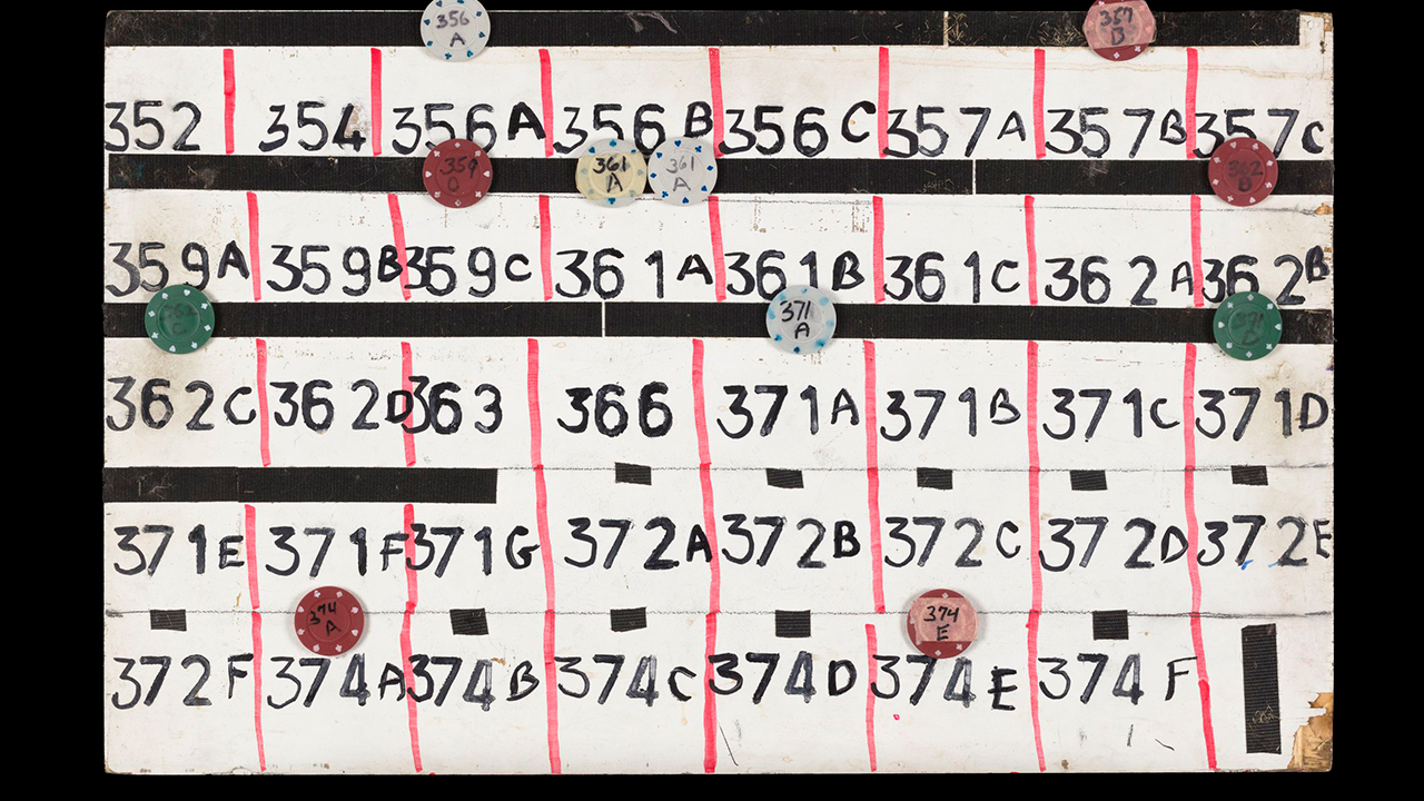 tableau avec des numéros de chambre dessiné à la main et des jetons de différentes couleurs
