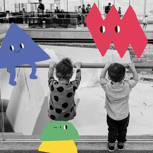 Photo en noir et blanc deux deux jeunes enfants de dos. Autour d'eux, des formes colorés ressemblant à des personnages