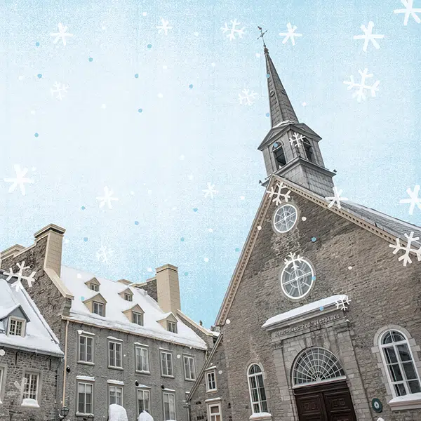 Photographie de la façade de l'Église Notre-Dame-des-Victoires avec la bâtisse sur le côté gauche sur la Place-royale de Québec.