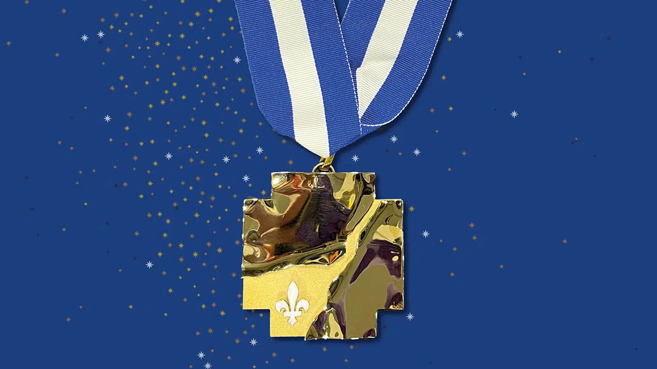 Médaille dorée de l'Ordre nationale du Québec avec un ruban bleu rayé blanc sur un fond bleu étoilé