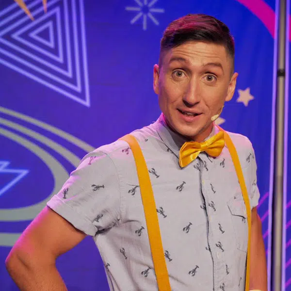 Photographie issue du spectacle jeunesse Zak dompteur de défis. La photo montre en buste Zak avec un noeud papillon jaune.