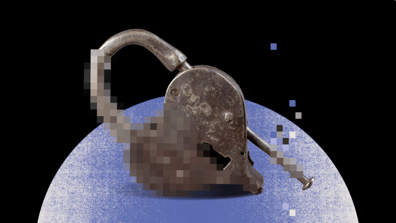 Cadenas ancien en forme de coeur dont le bas semble s'effacer en se pixelisant