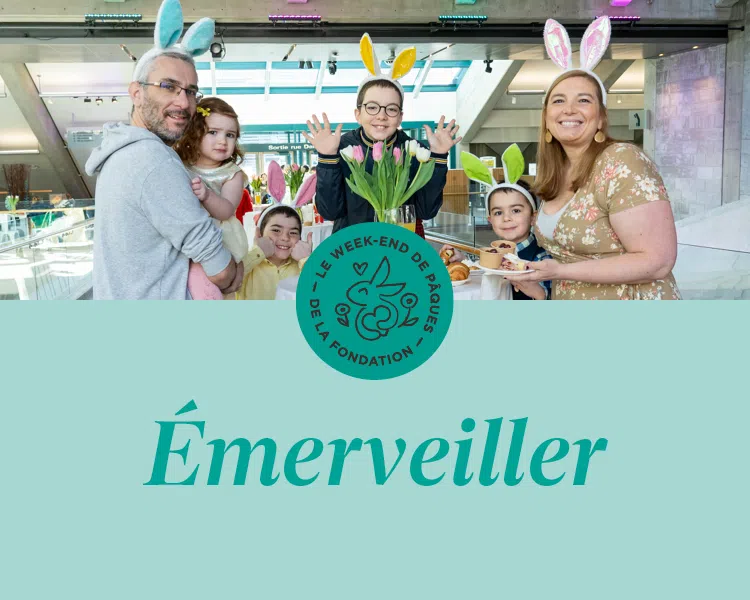 Famille souriante avec des oreilles de lapin dans le hall du Musée lors du Week-end de Pâques dans le haut de l'image. Dans le bas, le mot Émerveiller est écrit en vert foncé sur fond vert pâle. Au centre une pastille ronde dans laquelle est écrit Le week-end de Pâques de la fondation.