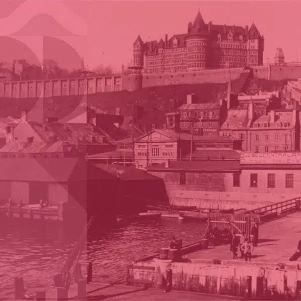 Ilustration réalisée à partir d'une photographie d'archive qui représente une vue de Québec au début du 20e siècle, on y voit le Château Fontenac, les remparts des bâtiments du quartier du Petit-Champlain et le fleuve Saint-Laurent avec un morceau de quai.