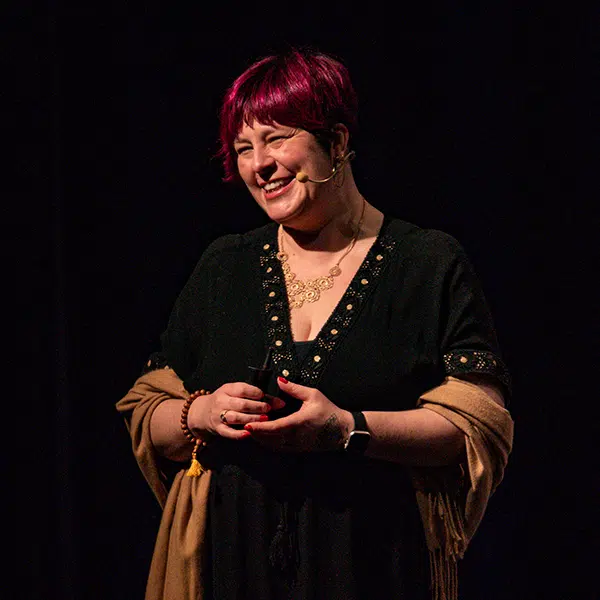 L'historienne Evelyne Ferron en conférence sur un fond noir