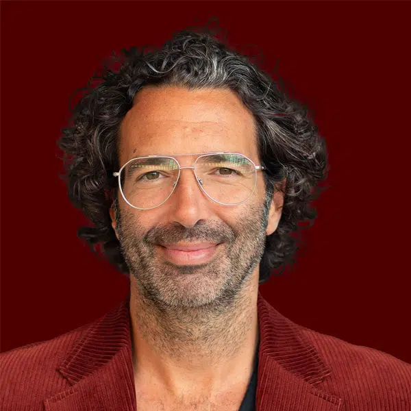 Photo de portrait de Maxime Coutié, animateur des émissions Aujourd'hui l'histoire