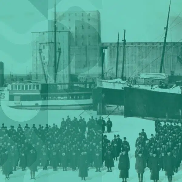 Ilustration réalisée à partir d'une photographie d'archive qui représente des soldats debouts en rangs sur un quai dans le port de Québec. À l'arrière, on voit des bâteaux et le batiment central et les silos à grains.