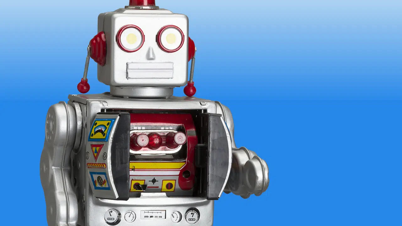 Robot jouet ayant le torse ouvert sur un fond bleu