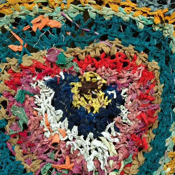 photographie qui montre de proche un tissage avec des fils multicolores