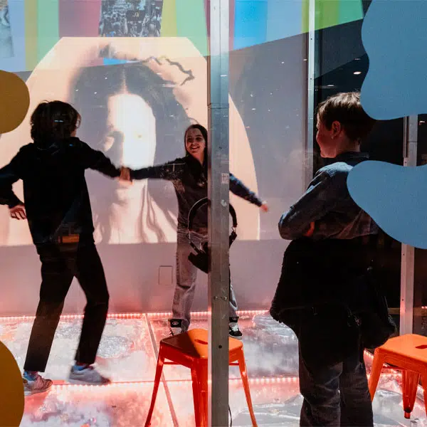 Trois jeunes personnes qui danse sur un plancher transparent