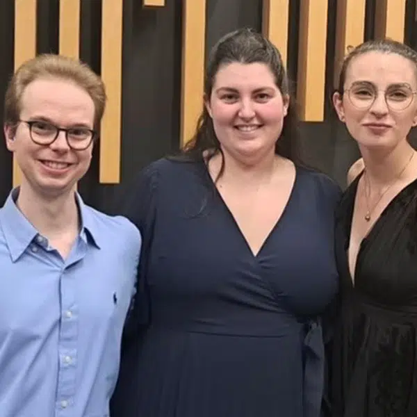 Photo qui représente le trio musical Vents et marées. sur la photo de gauche à droite : Simon Boily-Proulx, Rosalie Brulotte et Hélène Meunier.