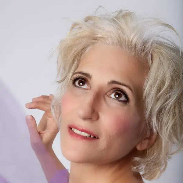photo du portrait de Odéi Kisis-Bergeron qui chante dans le concert l'Élisir d'amour de la série Temête et passions