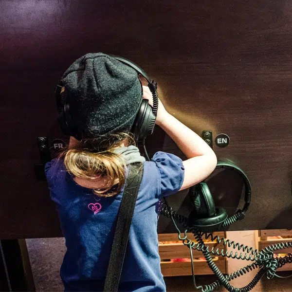 Enfant vu de dos en train de regarder à travers 