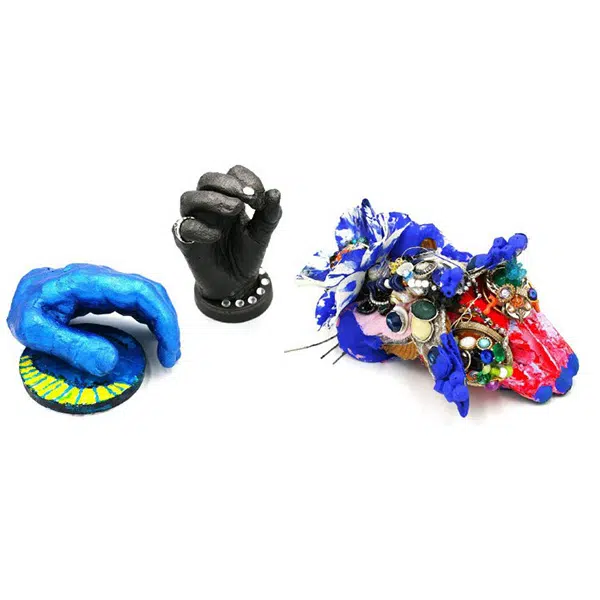 Photo qui représente des sculptures de main colorées réalisées dans le cadre d'un atelier de Vincent et moi.