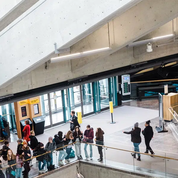 Prise de vue large d'un groupe scolaire dans le Hall du Musée