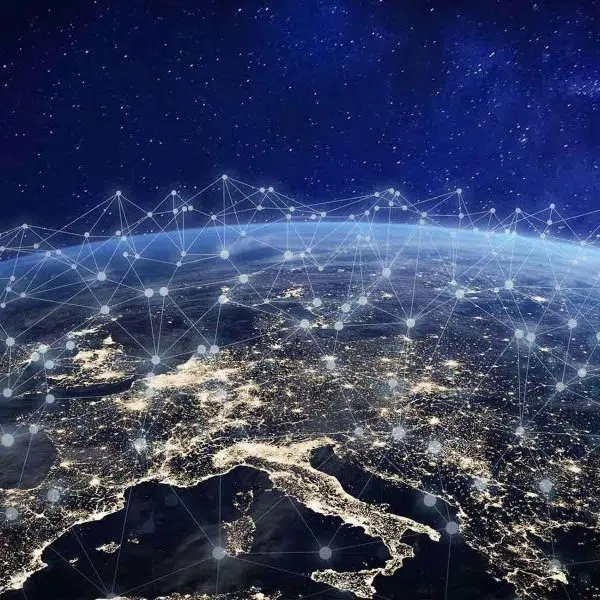 Dans le cadre des conférences Déclic, illustration qui montre l'Europe vue de l'espace, éclairée, la nuit avec un réseau de points reliés entre eux dans le ciel, entre la terre et l'espace.