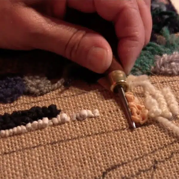 photo d'une main en gros plan en train de faire du crochet