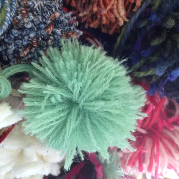 photo d'un pompon de laine en gros plan