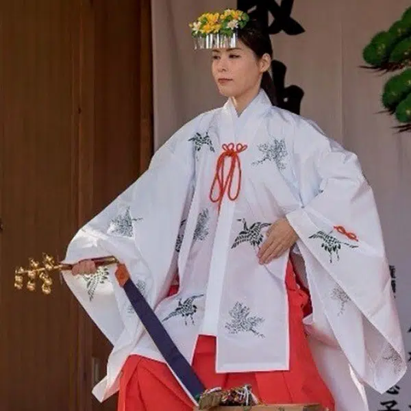 photo de danseuse de kagura