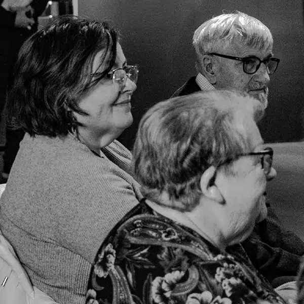 photographie noir et blanc qui représente 3 personnes aînées en train de regarder à droite